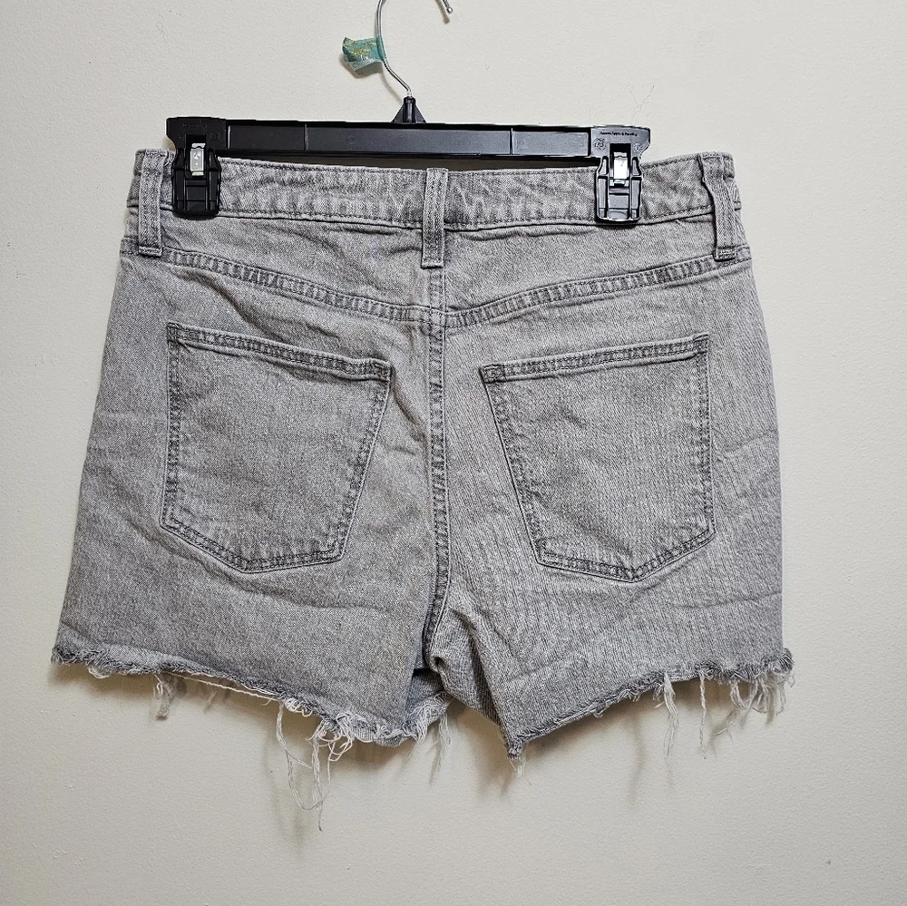 Universal Thread size 6‎ gray high waisted distressed denim shorts